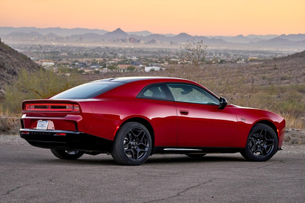 Новый Dodge Charger будет по-настоящему глобальным, но, к сожалению, без V8 Новый Dodge Charger будет по-настоящему глобальным, но, к сожалению, без V8