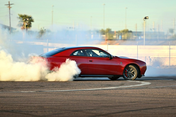 Новый Dodge Charger будет по-настоящему глобальным, но, к сожалению, без V8 Новый Dodge Charger будет по-настоящему глобальным, но, к сожалению, без V8