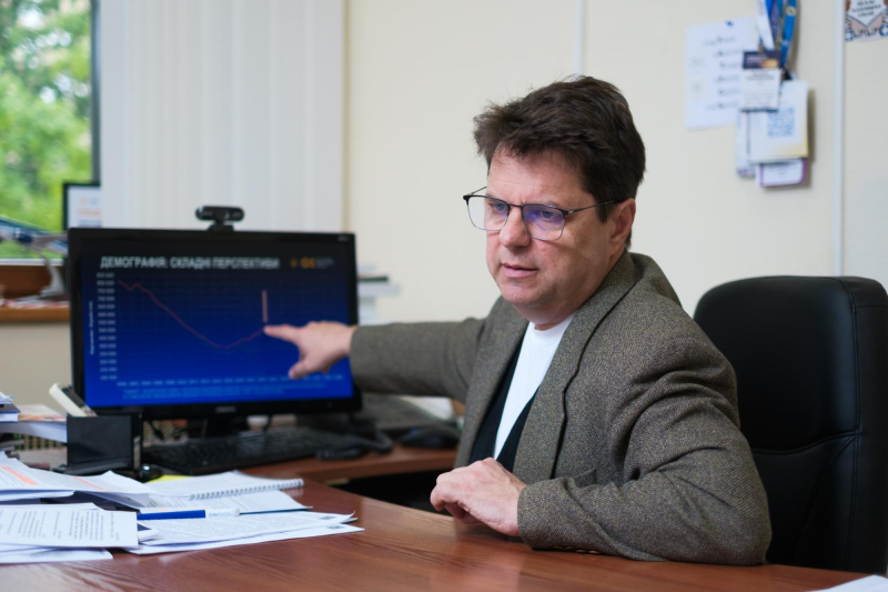 Мамы вывозят 17-летних сыновей за границу, но они пишут НМТ, - Михаил Винницкий, МОН